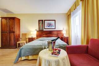 Отель Hotel Legend Пярну Улучшенный двухместный номер с 1 кроватью-1